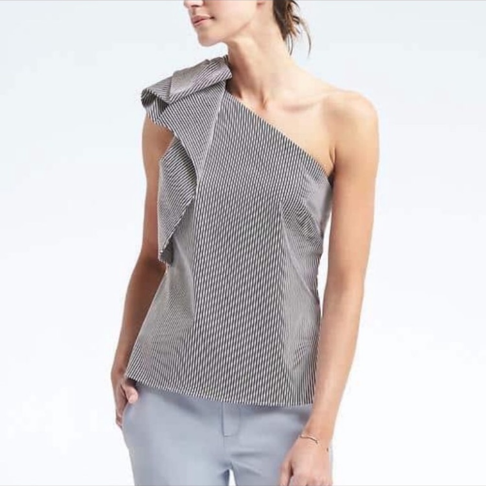 💋 Banana Republic One-Shoulder Ruffle Blouse